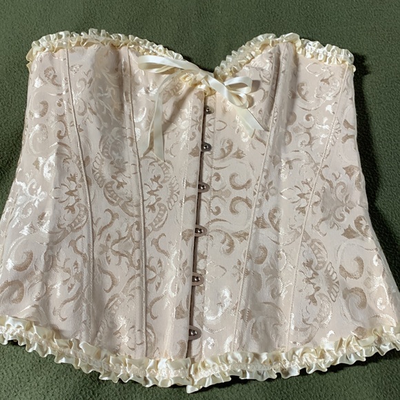 New gorgeous cream colored bustier w/ matching thong. Expands from 14.5 to 18.5. - Picture 2 of 11